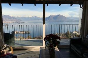 Villa with magnificent lake view and Stresa hills