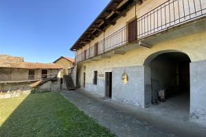 Antica casa con corte in centro Gignese