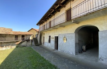 Antica casa con corte in centro Gignese