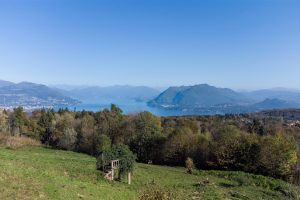 Terreno edificabile con vista lago