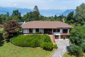 Villa con ampio giardino e vista lago Maggiore