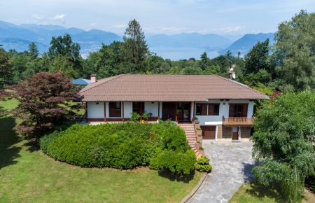 Villa con ampio giardino e vista lago Maggiore
