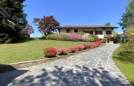 Villa con ampio giardino e vista lago Maggiore