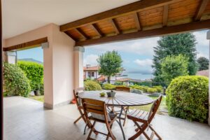 Appartamento in elegante residence con piscina e vista lago